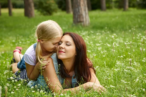 Madre e figlia sdraiati sull'erba — Foto Stock