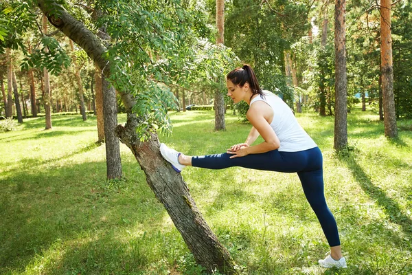 Sportieve vrouw die sport buiten doet. Fitness, yoga en gezonde levensstijl — Stockfoto