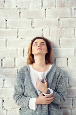 genç bir çekici kadının portresi. tuğla duvara yakın güzel kız