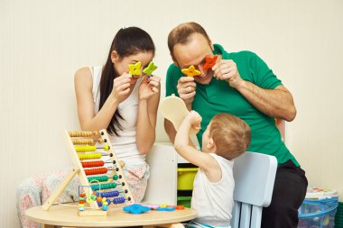 evde oyun geliştirme oynayan aile