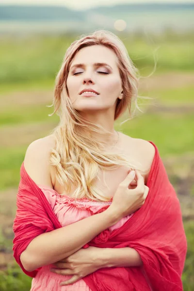 Außenporträt einer sexy blonden Frau mittleren Alters — Stockfoto