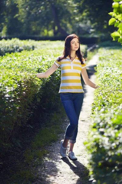 Porträt einer schönen Frau in einem Sommerpark — Stockfoto