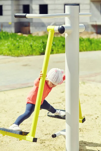 Ragazzina attiva nel parco giochi. bambino che gioca all'aperto in estate — Foto Stock