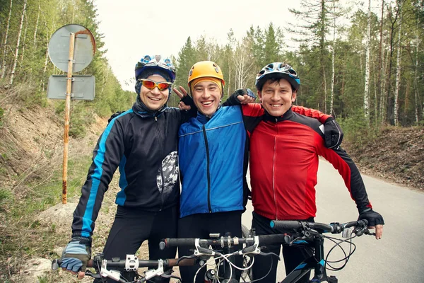 Grupo de ciclistas con bicicletas de montaña. equipo al aire libre . —  Fotos de Stock
