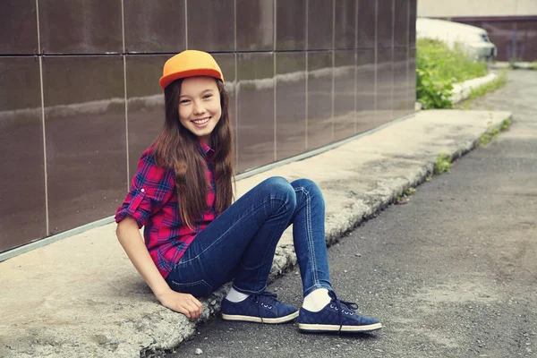 Teenage girl outdoors. youth lifestyle. portrait of adolescent in the city — Stock Photo, Image