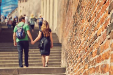 Genç aşık bir çift şehir caddesinde yürüyor. Gezgin gezgin. Prag, Çek Cumhuriyeti