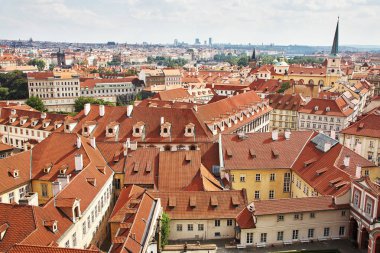 Prag çatılarının panoramik manzarası.