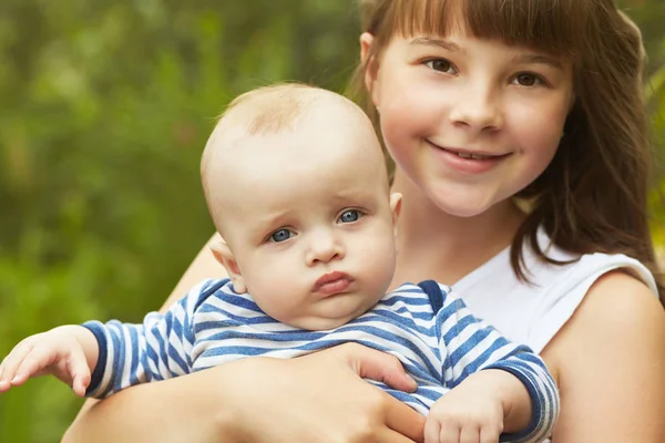 Porträtt av en äldre syster med sin bror. — Stockfoto