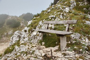 Sis dağ taşlı arazide eski vintage tezgah.