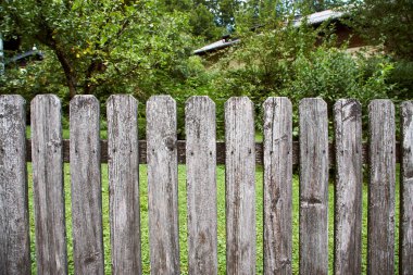 Bir yaz bahçesinde eski soluk köy ahşap çit.