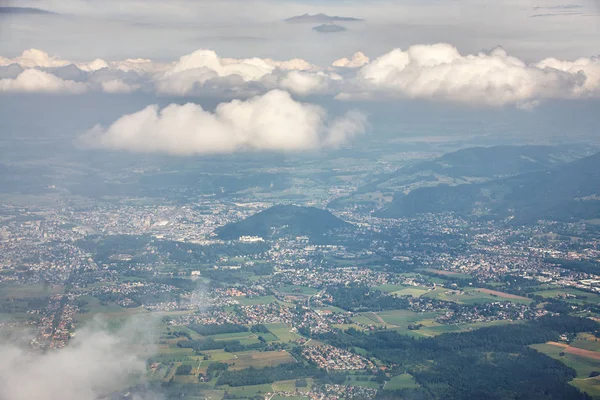 Zona residenziale con case e strade dall'alto. paesaggio urbano con piccolo vecchio bellissimo villaggio vista dall'alto . — Foto Stock