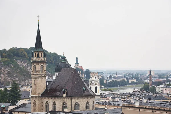 Festői szépségű európai város messze van. Festői szépségű kilátás Salzburg, Ausztria. — Stock Fotó