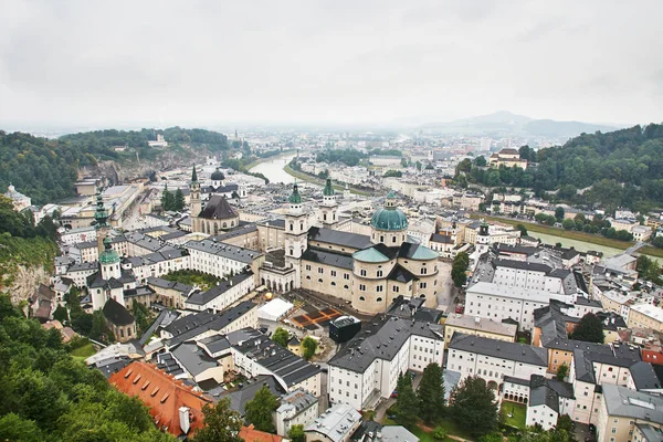 Festői szépségű európai város messze van. Festői szépségű kilátás Salzburg, Ausztria. — Stock Fotó