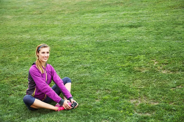 Sporty athletic woman doing fitness on a grass. sports yoga outdoors. — Stock Photo, Image