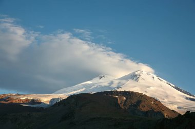 Elbrus Dağı. doğal alp manzara. doğal dağ arka plan