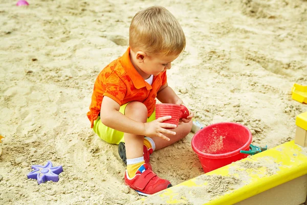 Маленький хлопчик на дитячому майданчику. грати дитину в пісочниці — стокове фото