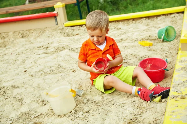 Αγοράκι σε παιδική χαρά. παίζοντας το παιδί στο sandbox — Φωτογραφία Αρχείου
