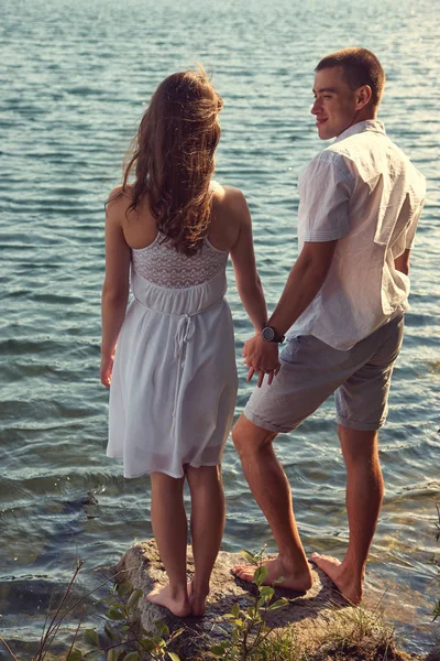 Casal apaixonado em descanso na natureza. homem e mulher em um lago ao ar livre — Fotografia de Stock
