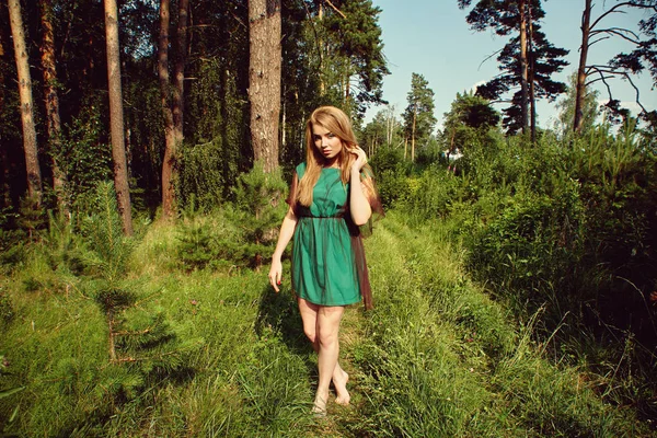 Retrato ao ar livre de uma bela jovem mulher loira — Fotografia de Stock