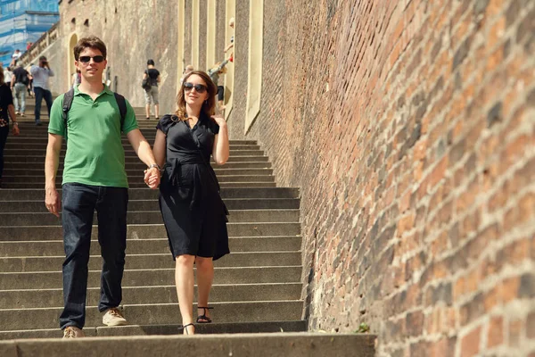 Coppia di viaggiatori a piedi su una strada della città europea e visite turistiche — Foto Stock