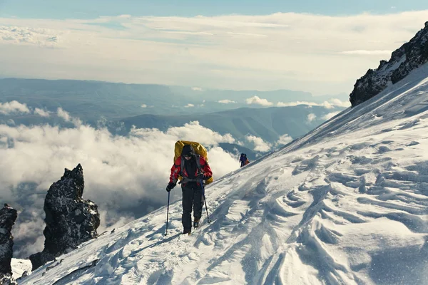 山のハイカーのグループ。トレイル上のバックパックを持つ登山者 — ストック写真