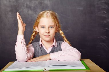 kız kitap okuyor. Okul ve eğitim. okulda öğrenen bir çocuk