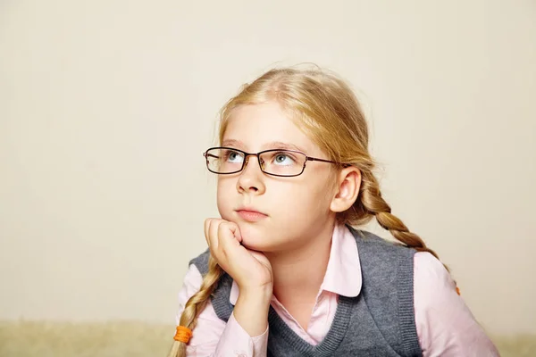 Porträt einer Schülerin mit Brille. Kind zu Hause. — Stockfoto