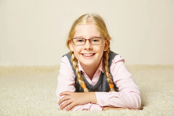 Portrét školky s brýlemi. dítě doma. — Stock fotografie