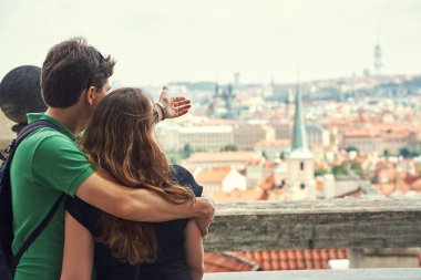 Aşık Avrupa şehrinin bir sokakta yürüyen genç gezginler çift. gezi gezgini