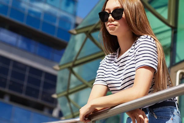 City portrait of a stylish young woman in sunglasses — Stock Photo, Image