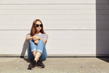 güneş gözlüğü şık bir genç kadının kentsel portre