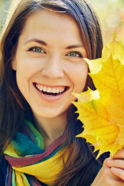 Sonbaharda sarı akçaağaç yapraklı kadın.