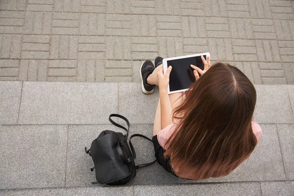 Colegiala usando una tableta. Estudiante cerca de universidad . — Foto de Stock