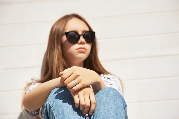 Retrato urbano ao ar livre de uma jovem elegante em óculos de sol . — Fotografia de Stock
