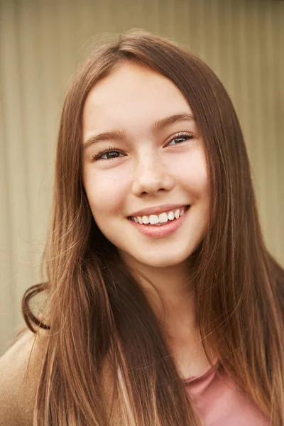 Buiten stad portret van een stijlvolle jonge vrouw — Stockfoto