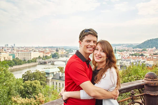 Jovem casal apaixonado andando em uma rua da cidade europeia. viajante de turismo — Fotografia de Stock