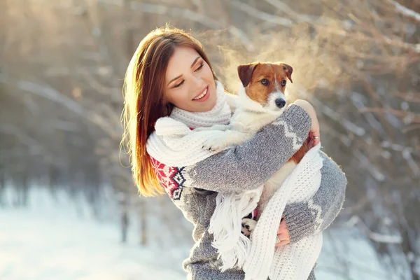 Jack Russell Terrier chien avec propriétaire en hiver en plein air — Photo