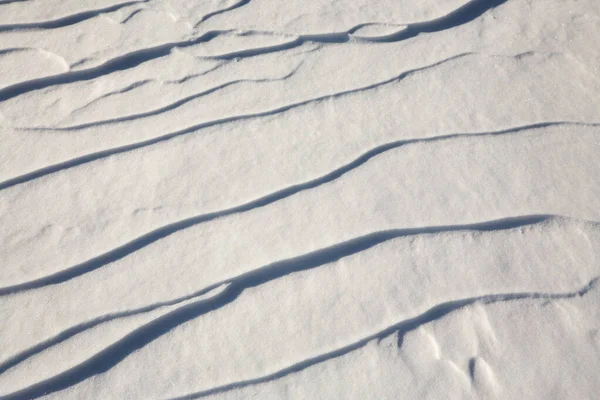 Estreitas cristas alongadas de neve através do vento. fundo de forma terrestre . — Fotografia de Stock