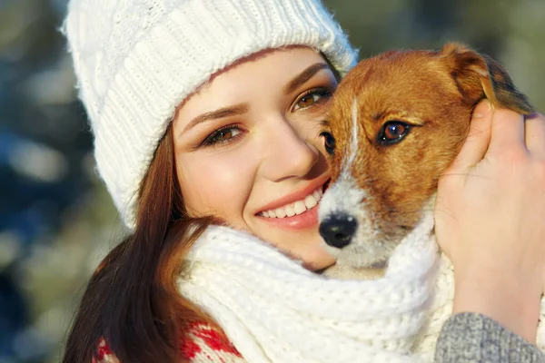 Jack Russell Terrier chien avec propriétaire en hiver en plein air — Photo
