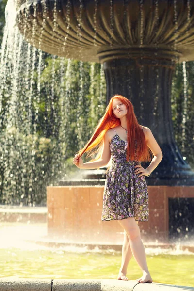 Ritratto di una bella donna rossa all'aperto. elegante ragazza romantica su una passeggiata nel parco — Foto Stock