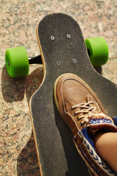 Skater with a longboard closeup. trendy casual hipster person a skateboard. — Stock Photo, Image