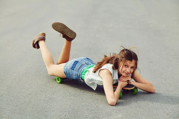 Ritratto di una giovane donna con longboard. alla moda casual hipster ragazza adolescente con uno skateboard. — Foto Stock