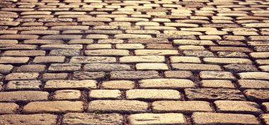 Yol kaldırım taşlarıyla döşenmiş. Arnavut kaldırımları arka plan.