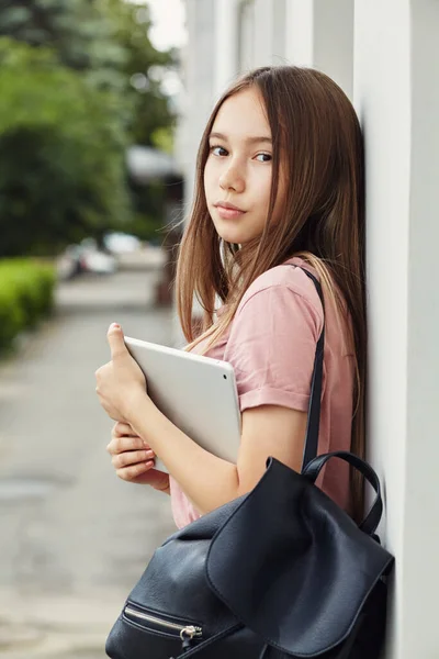 Dívka používající tablet. Student u univerzity. — Stock fotografie