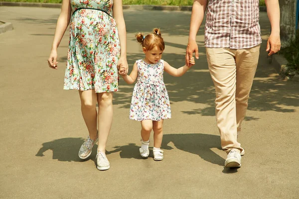 Feliz jogando família ao ar livre. pais jovens com um bebê para um passeio no verão. Mãe, pai e filho . — Fotografia de Stock
