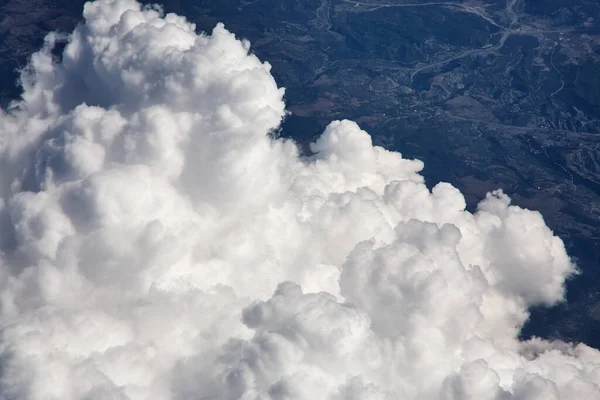 Vista superior de una gran nube de cúmulos blancos de primer plano sobre el fondo de la tierra . — Foto de Stock