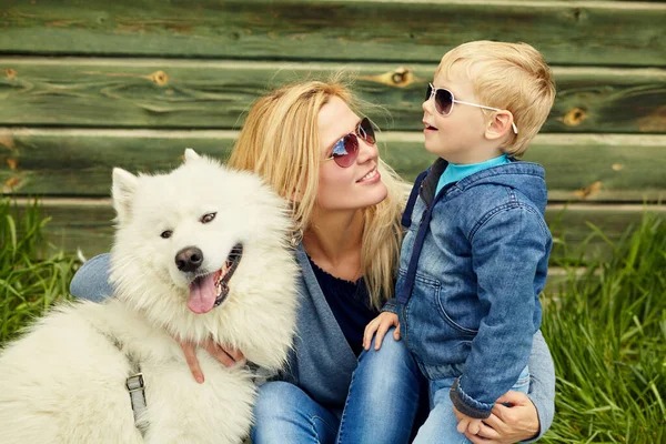 Portrait extérieur mère, fils et chien. enfant et mère marche samoyed laika . — Photo