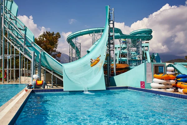 Vue des toboggans aquapark. parc d'attractions nautique Dolusu . — Photo