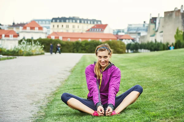 Sporty athletic woman doing fitness on a grass. sports yoga outdoors. — Stock Photo, Image