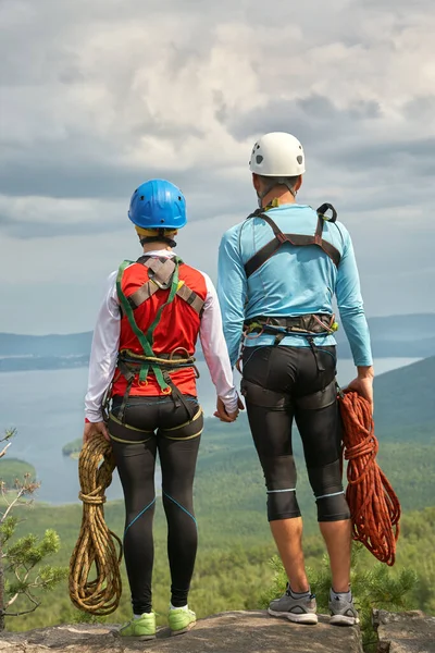 Några klättrare med rep på en klippa. Bergsklättringsutrustning. — Stockfoto